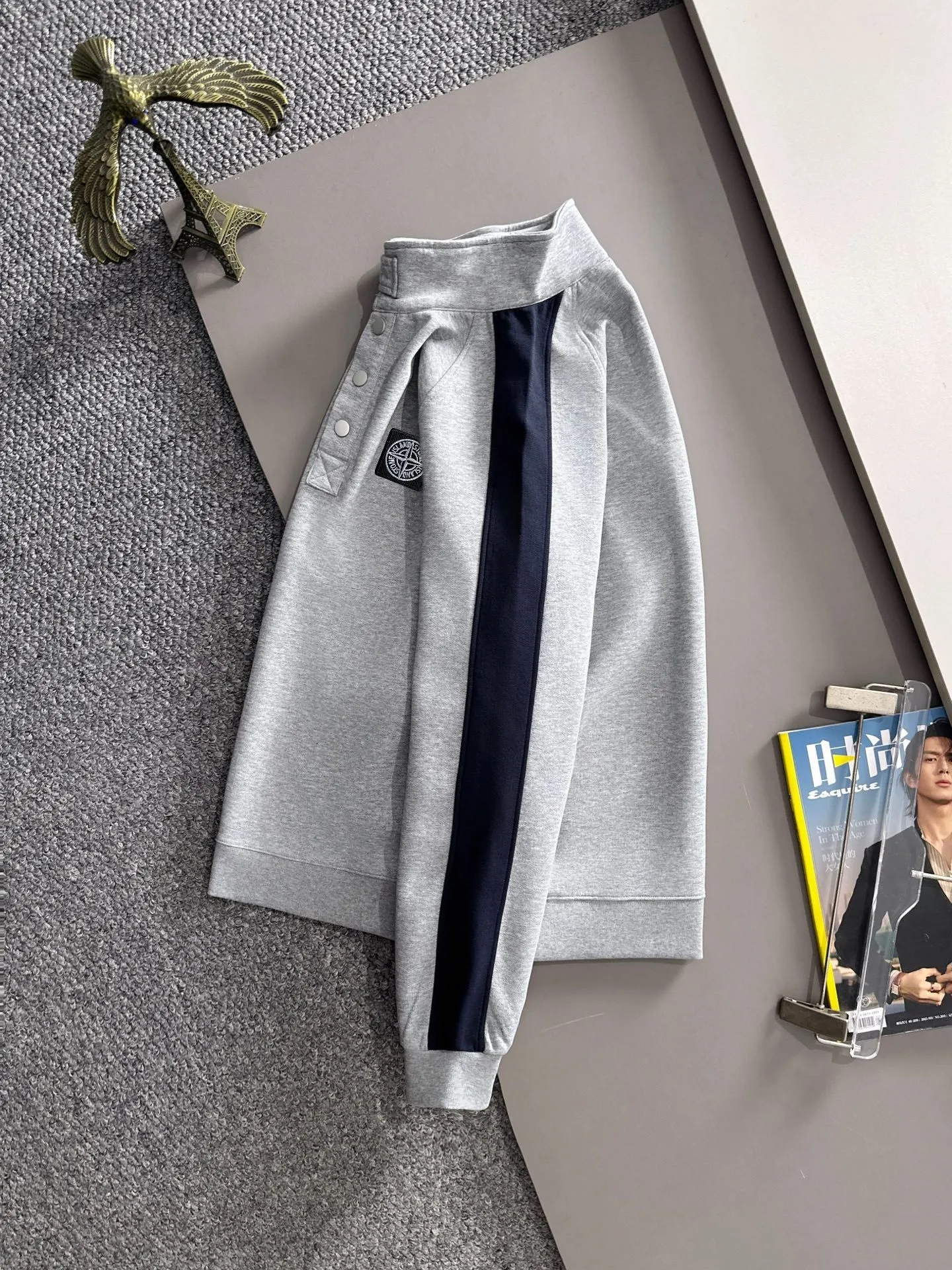 P360 Shitou Daojia's first release of 25ss autumn and winter new lapel sweatshirt long-sleeved men and women. Many celebrities share the same style. Craftsmanship that ordinary small workshops cannot copy. We are not afraid of any challenges in terms of materials, detail restoration and craftsmanship, just to provide you with wonderful products. Compare the top original versions at will. No expense is spared just to do better. Unique imported fabric feel. Purely imported German machine production. Precision operation. Thousands of needles density. Full set of new accessories with three standards for simultaneous customization. The upper body is versatile and fashionable. A perfect choice for autumn and winter. A must-have item. Size chart: m-4XL (Please state your height and weight when placing an order.